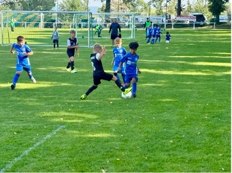 Titel: Turnierbild - Beschreibung: Spielszene F-Junioren Turnier Ranis