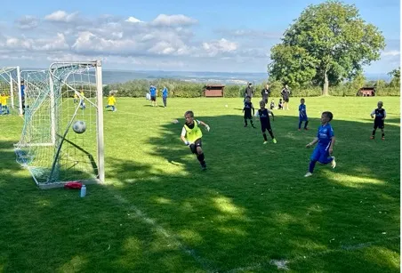 Titel: Turnierbild - Beschreibung: Spielszene F-Junioren Turnier Ranis