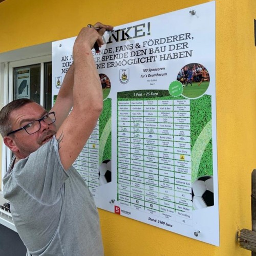 Was lange währt, wird endlich gut: Info-Tafel würdigt Spender des Tribünenbaus