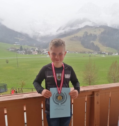 Jung & Alt tragen das Jersey ihrer Farben: Fröhlichen Trikot-Tag!