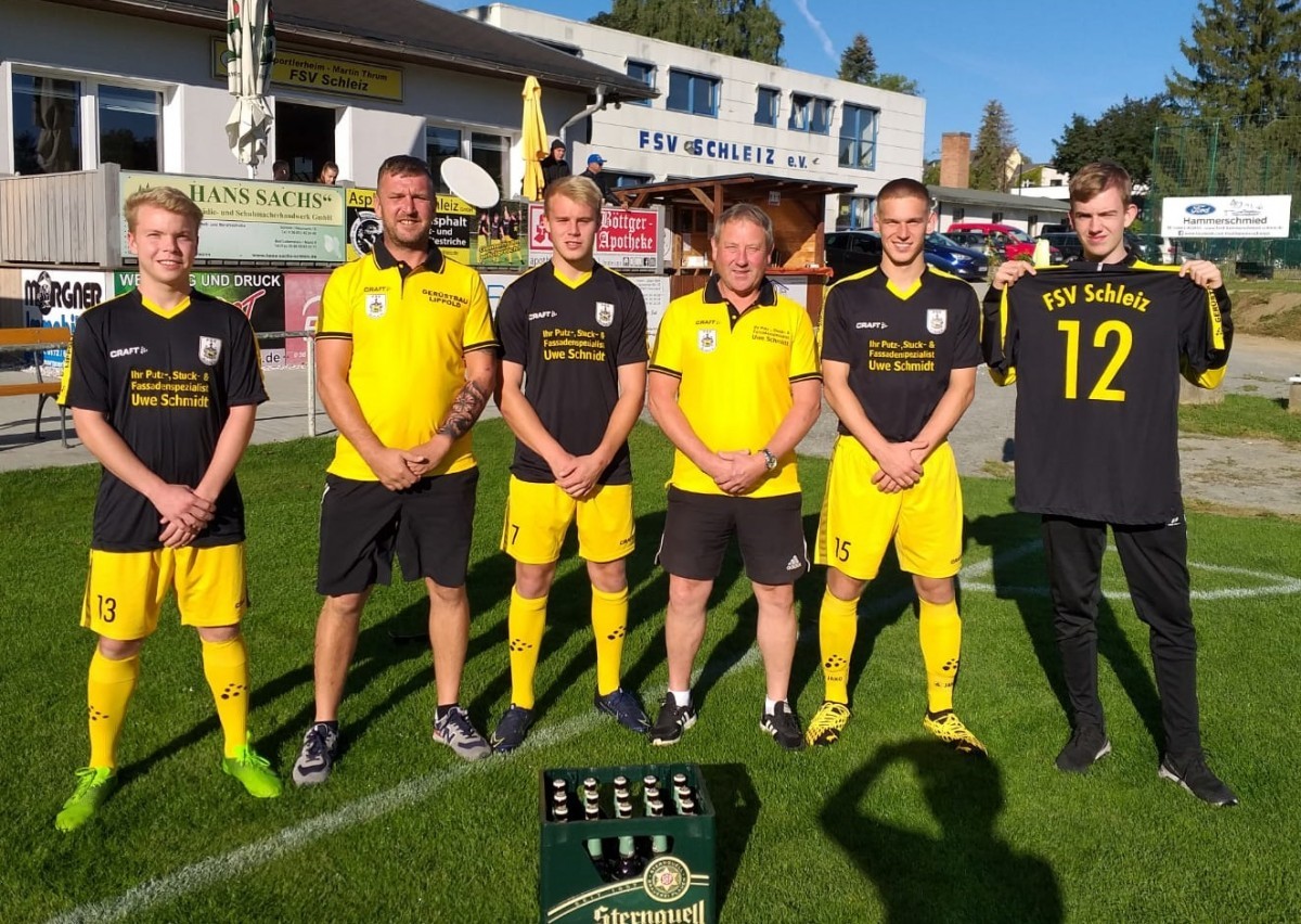 A-Junioren bedanken sich bei Schleizer Handwerkern für neuen Trikotsatz