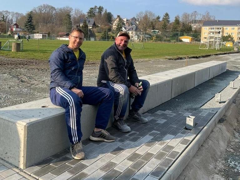 Neue Sitzbänke am Schleizer Fasanengarten nehmen allmählich Gestalt an