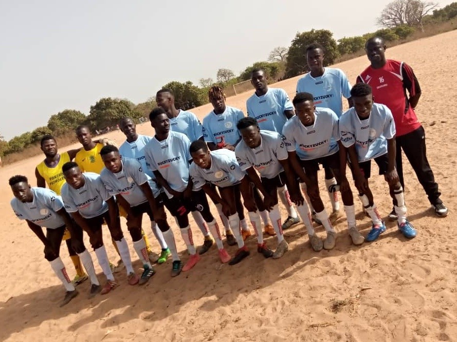 FSV Schleiz-Trikots verleihen Jambar-Kickern aus Gambia Flügel