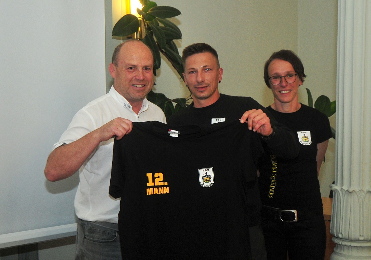 Empfang im Rathaus: Bürgermeister Marko Bias würdigt Leistungen des FSV Schleiz