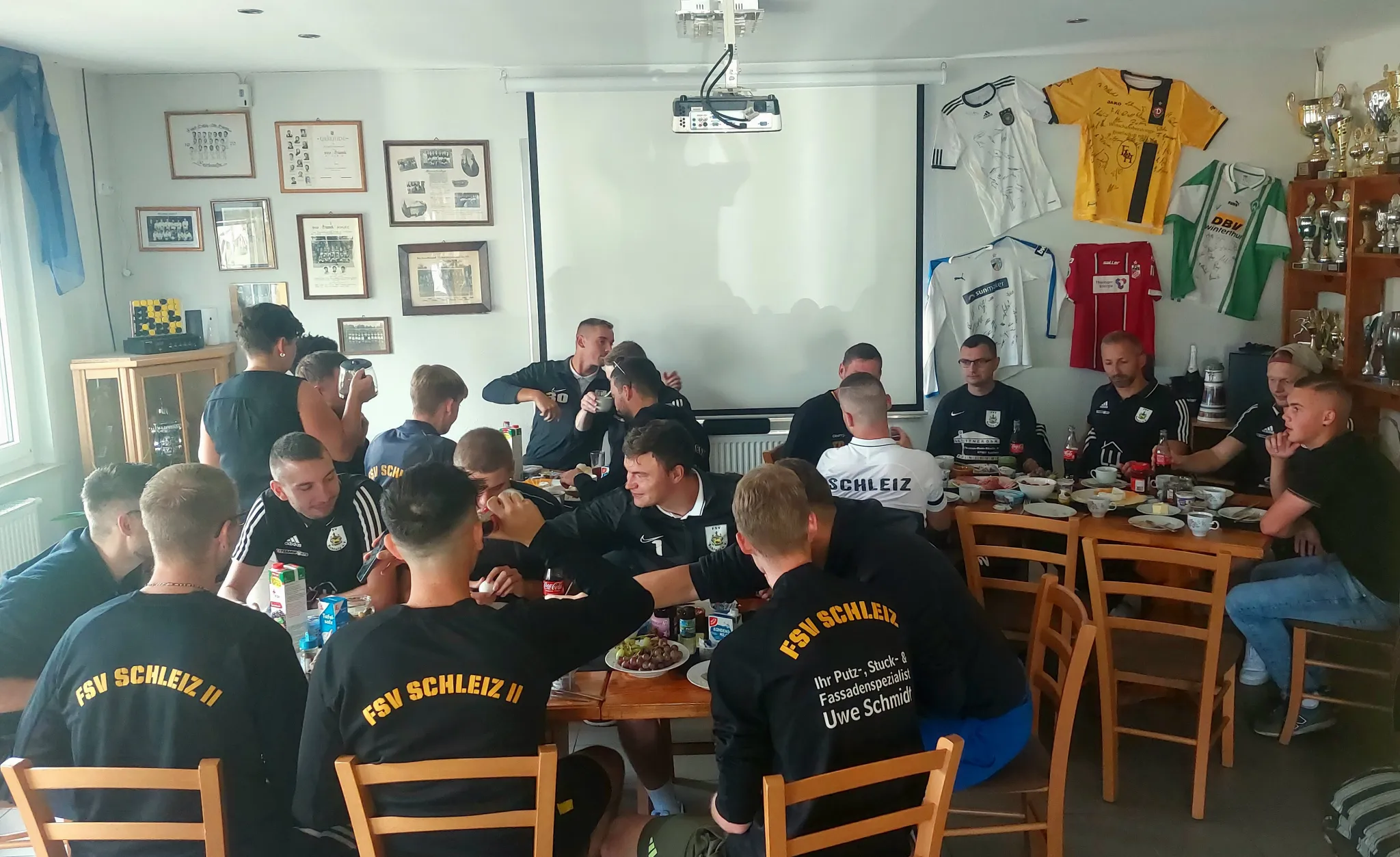 Feines Fußballer-Frühstück: Zweite diniert im Sportlerheim