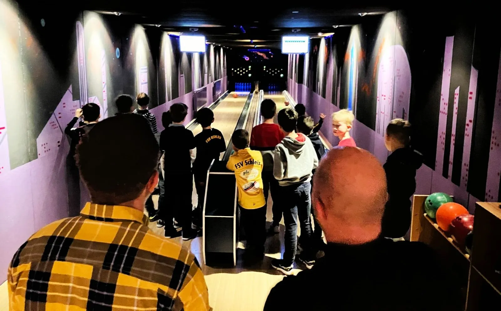 Weihnachtsfeier der E2 mit Bowling, leckerem Essen & personalisierten Geschenken