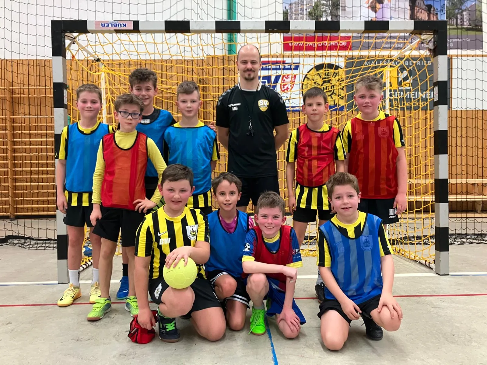 Jungs zeigen in anderer Ballsportart ihr Talent ;)