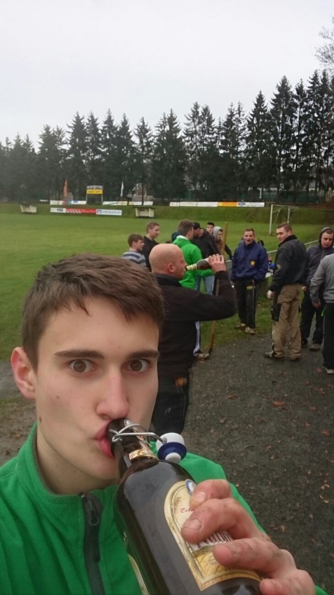 Sportfreunde des FSV Schleiz beseitigen Spuren des Herbstes