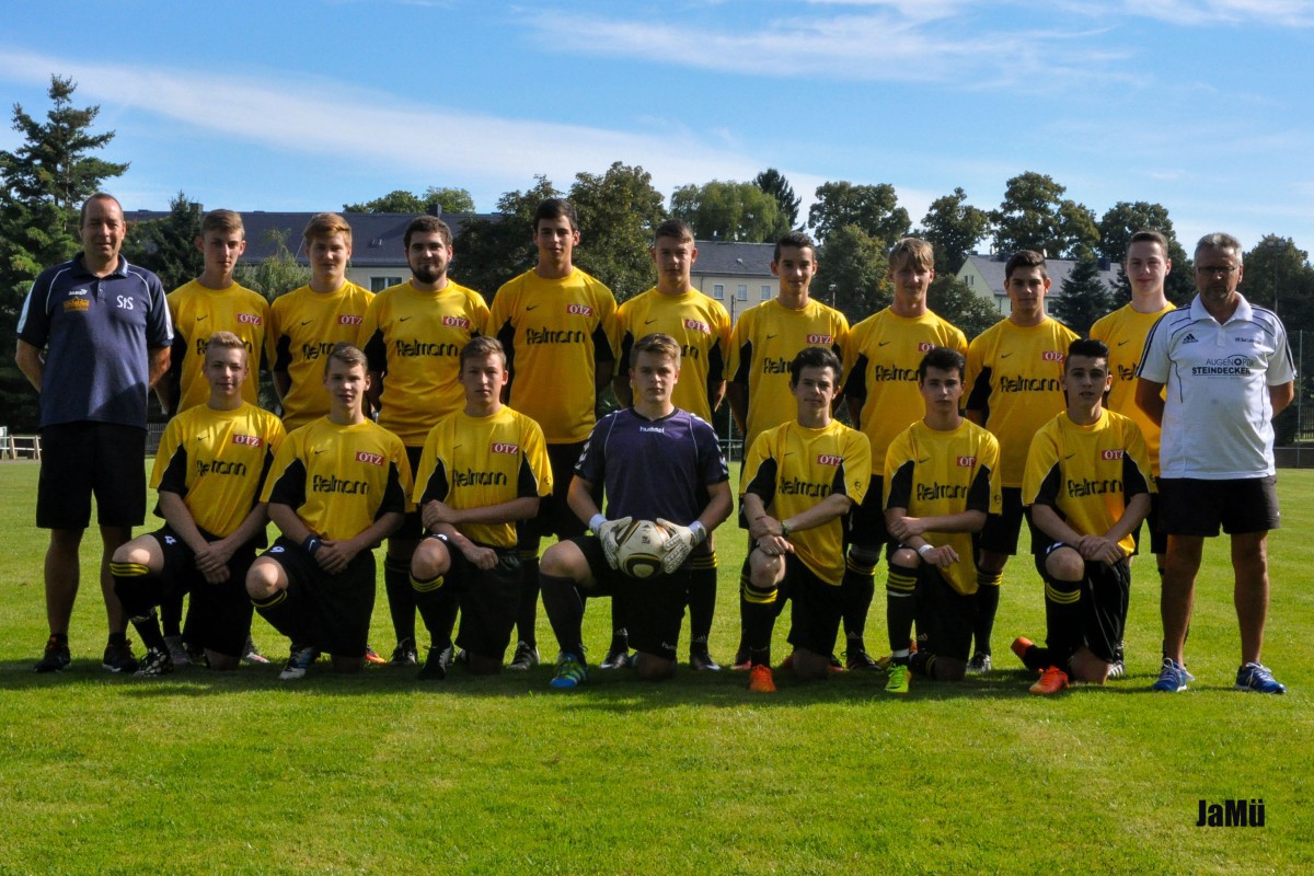 Spiel auf ein Tor auf Krölpaer Buckelpiste