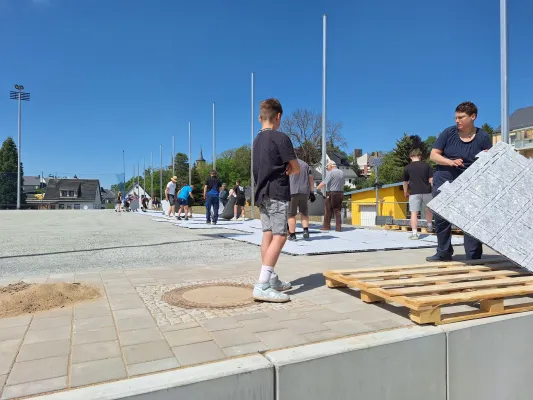 Kunstrasen-Arbeitseinsatz Mai 2024 (St. Strauß)