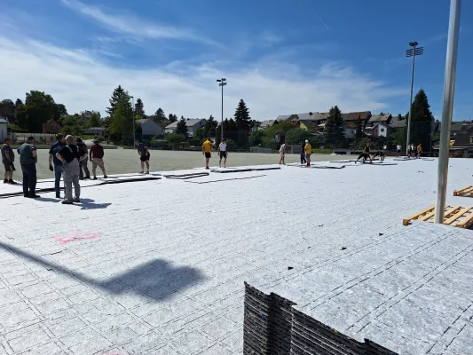 Kunstrasen-Arbeitseinsatz Mai 2024 (St. Strauß)