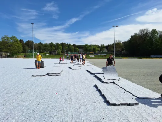 Kunstrasen-Arbeitseinsatz Mai 2024 (St. Strauß)