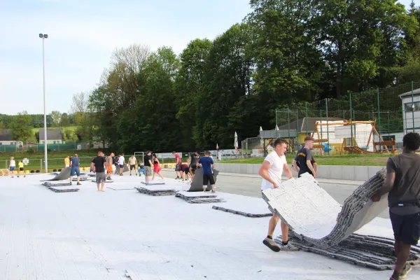 Kunstrasen-Arbeitseinsatz Mai 2024 (L. Broßmann)