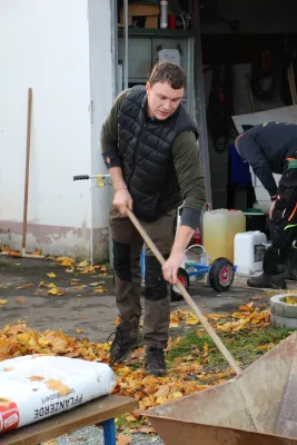 Arbeitseinsatz 'Herbstlaub' I